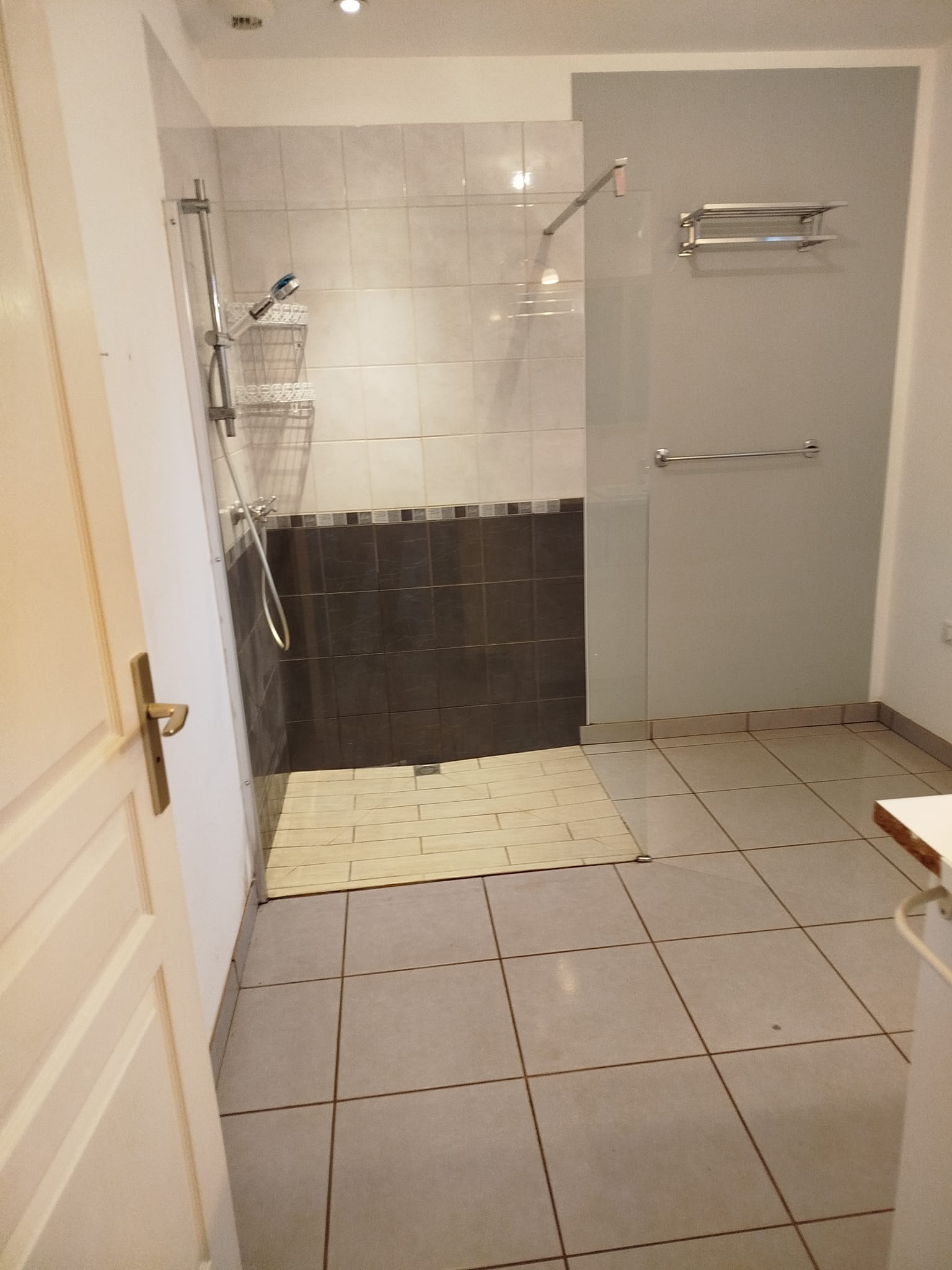 Salle de bain après nettoyage complet LP.CLEANS — désinfectée et brillante