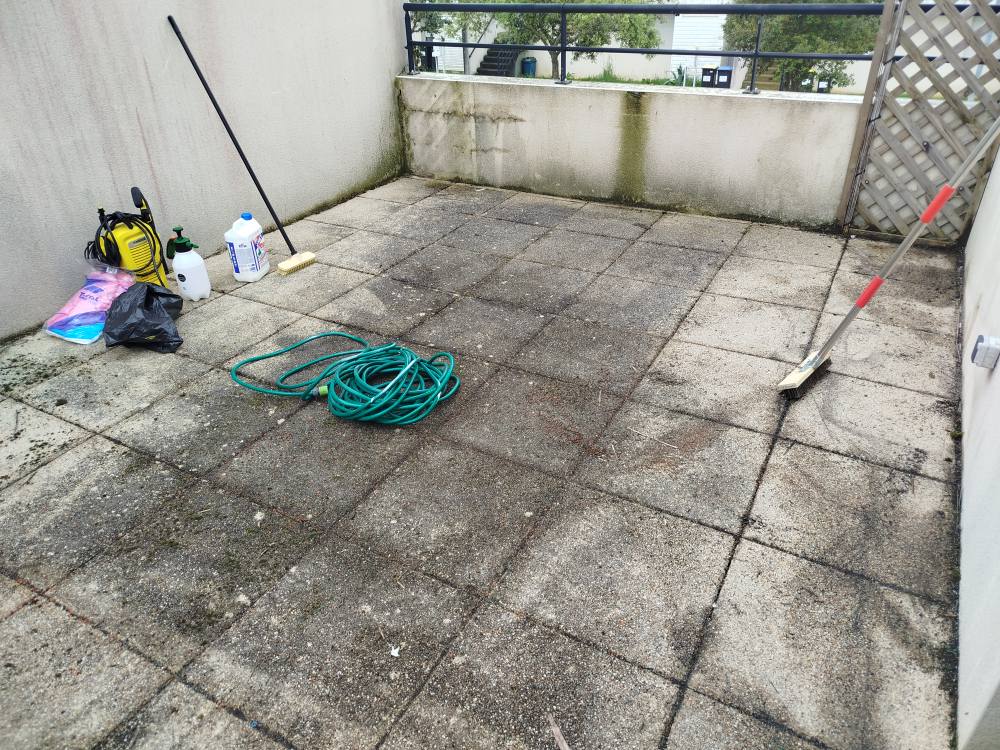 Terrasse avant nettoyage — état initial
